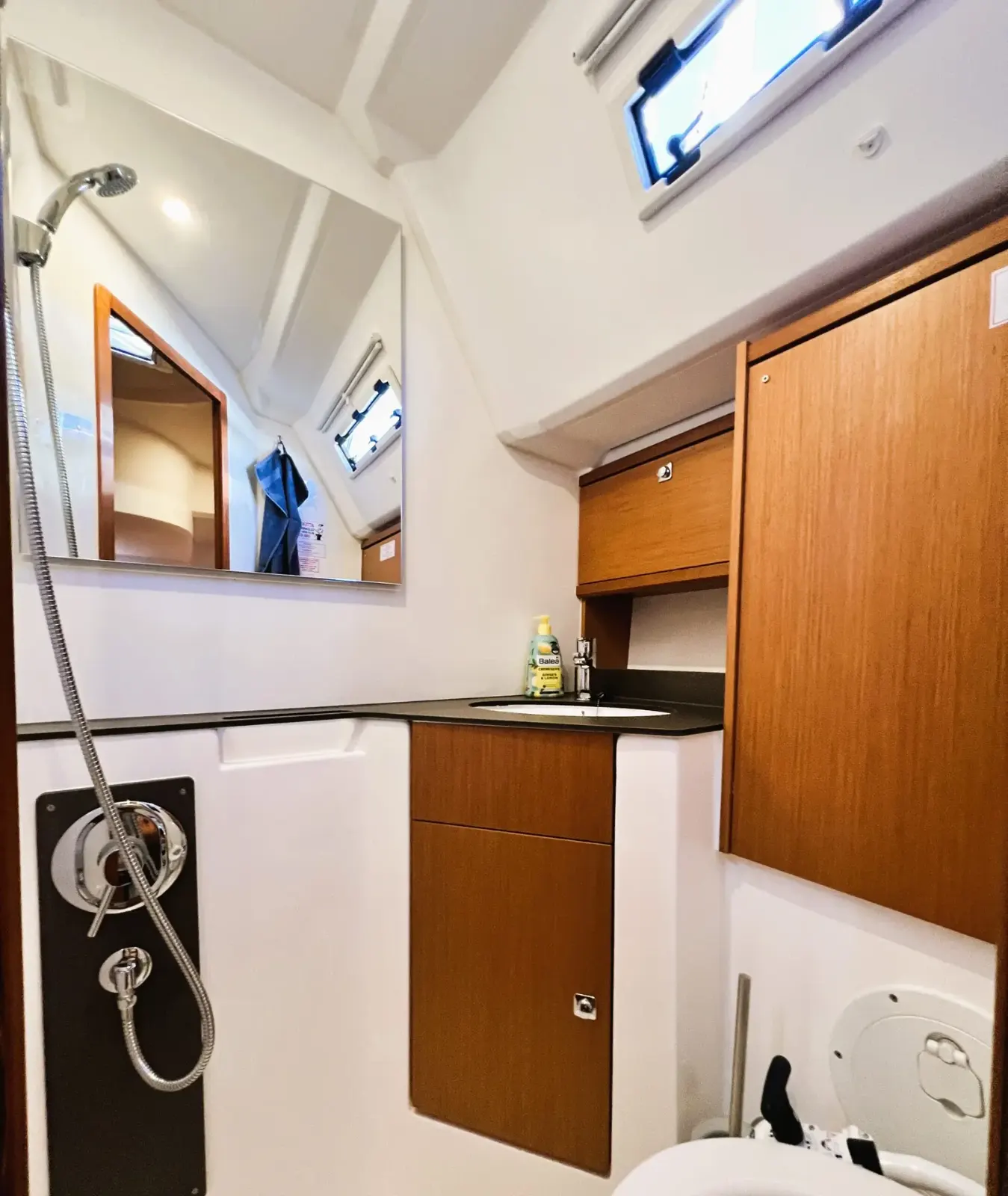 Bavaria-46-Cruiser-Summer-Breeze-toilet-1-scaled.webp