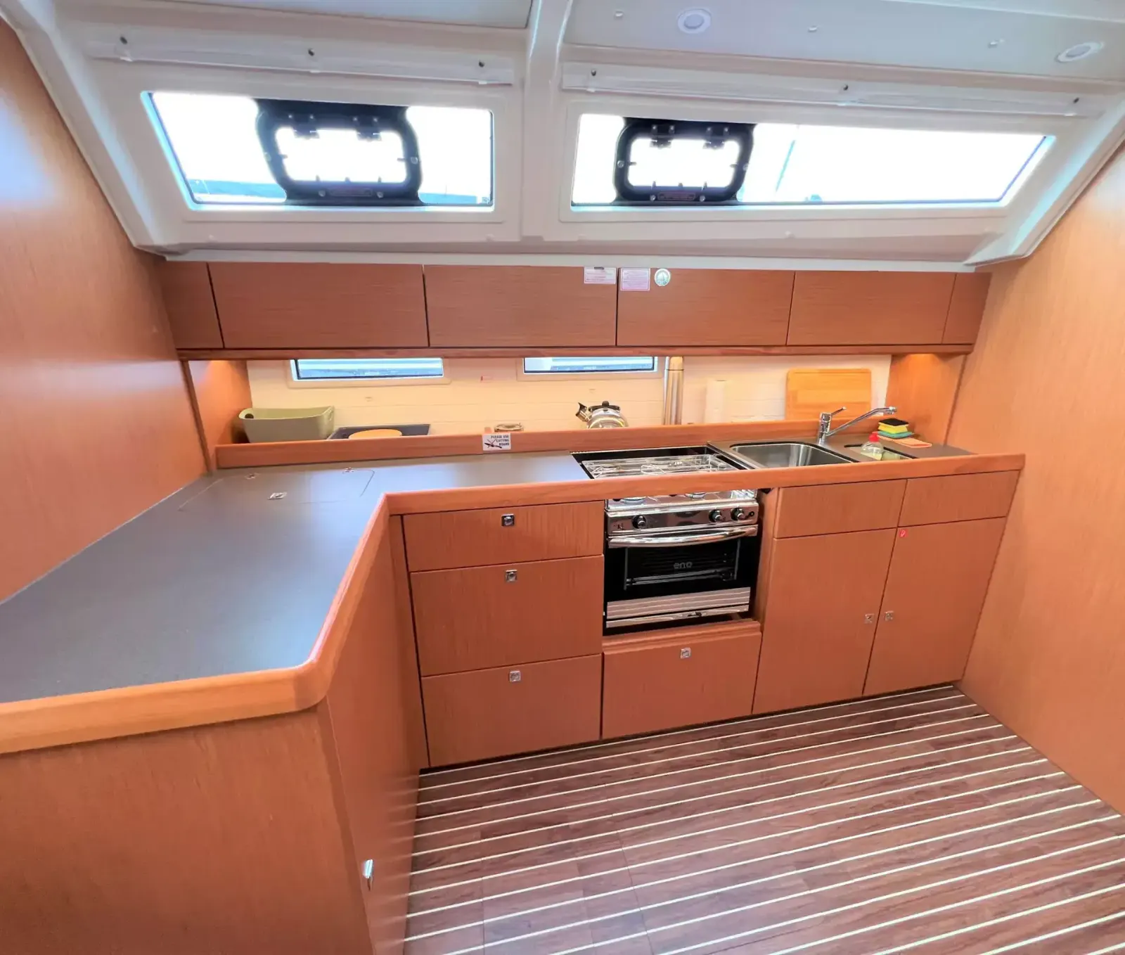 Bavaria-46-Sunset-Breeze-galley3-scaled-1.webp