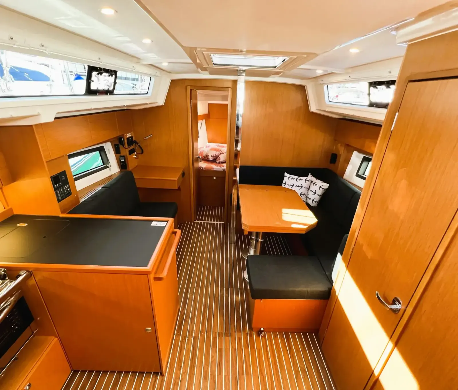 Bavaria-C38-Wind-Dancer-saloon-2-scaled-1.webp