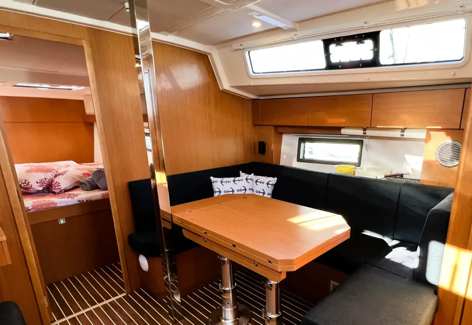 Bavaria-C38-Wind-Dancer-saloon-5-scaled-1.webp