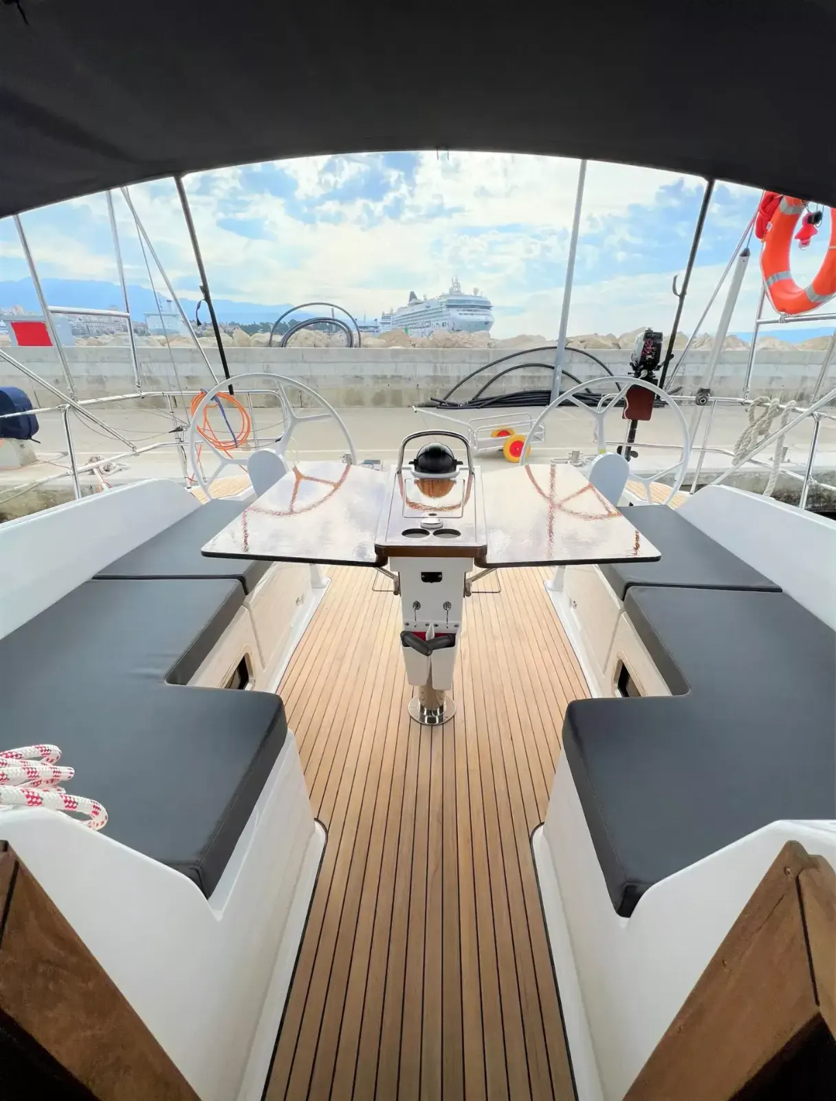 Bavaria-46-Sunset-Breeze-cockpit5-scaled-1.webp
