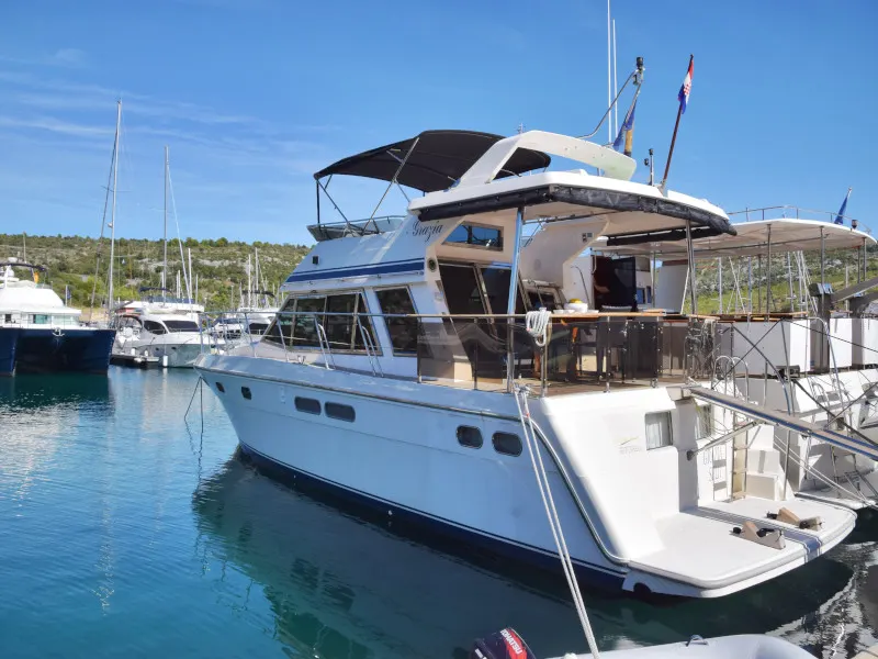 Yaretti 1570 Heck | Motor Yacht Charter